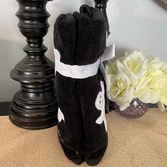 NWT Set of 2 Glow In The Dark Ghost 👻 Hand Towels - Picture 4 of 8